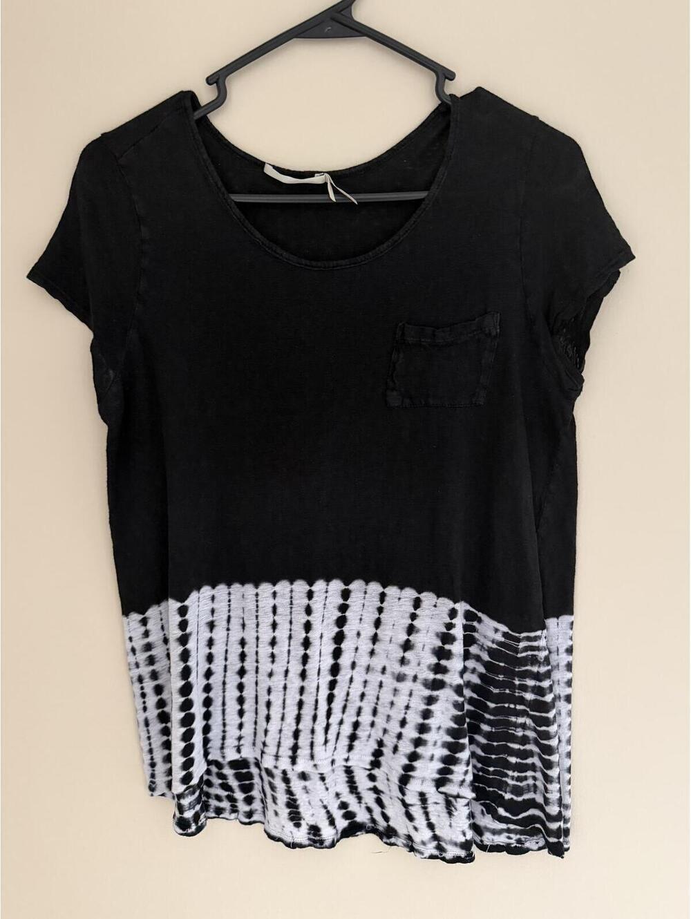 Lightweight high/low t-shirt black & white w/ pocket